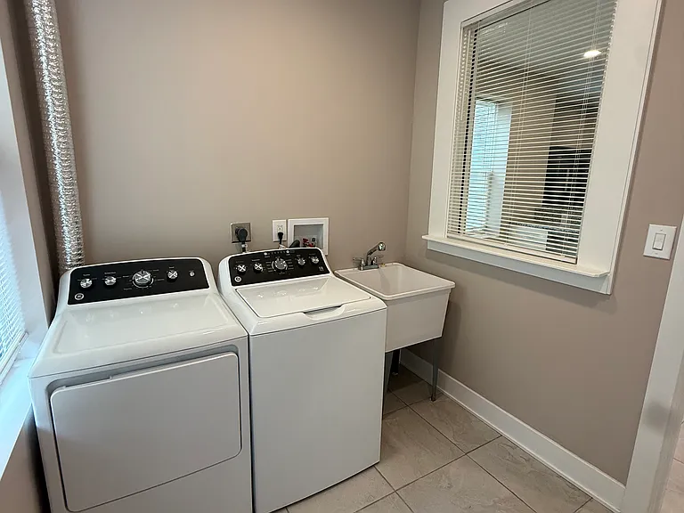 507 E Washington Ln — Photo 13