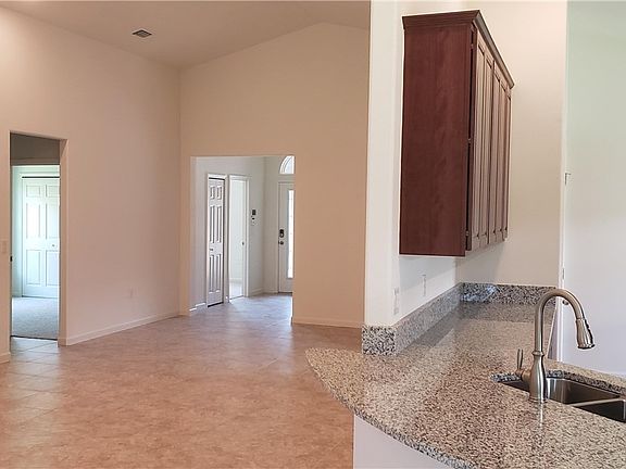 3rd image of 1709 Berkshire Cir