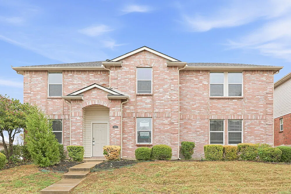 5 bed, 2.5 bath, 2904 sqft, $2,725 — Photo 1