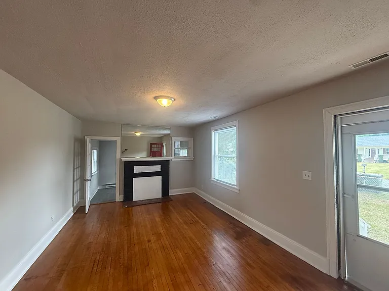 1840 Powell Rd — Photo 10