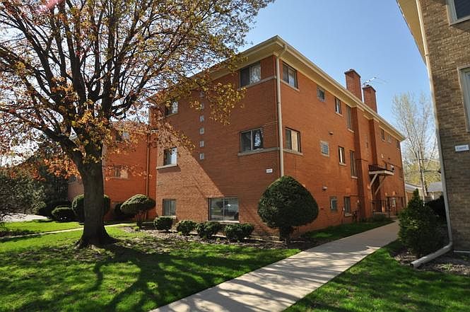 1st image of 6752 N Sauganash Ave