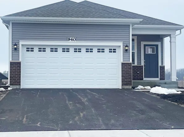 940 Savannah Ln, Algonquin, IL 60102