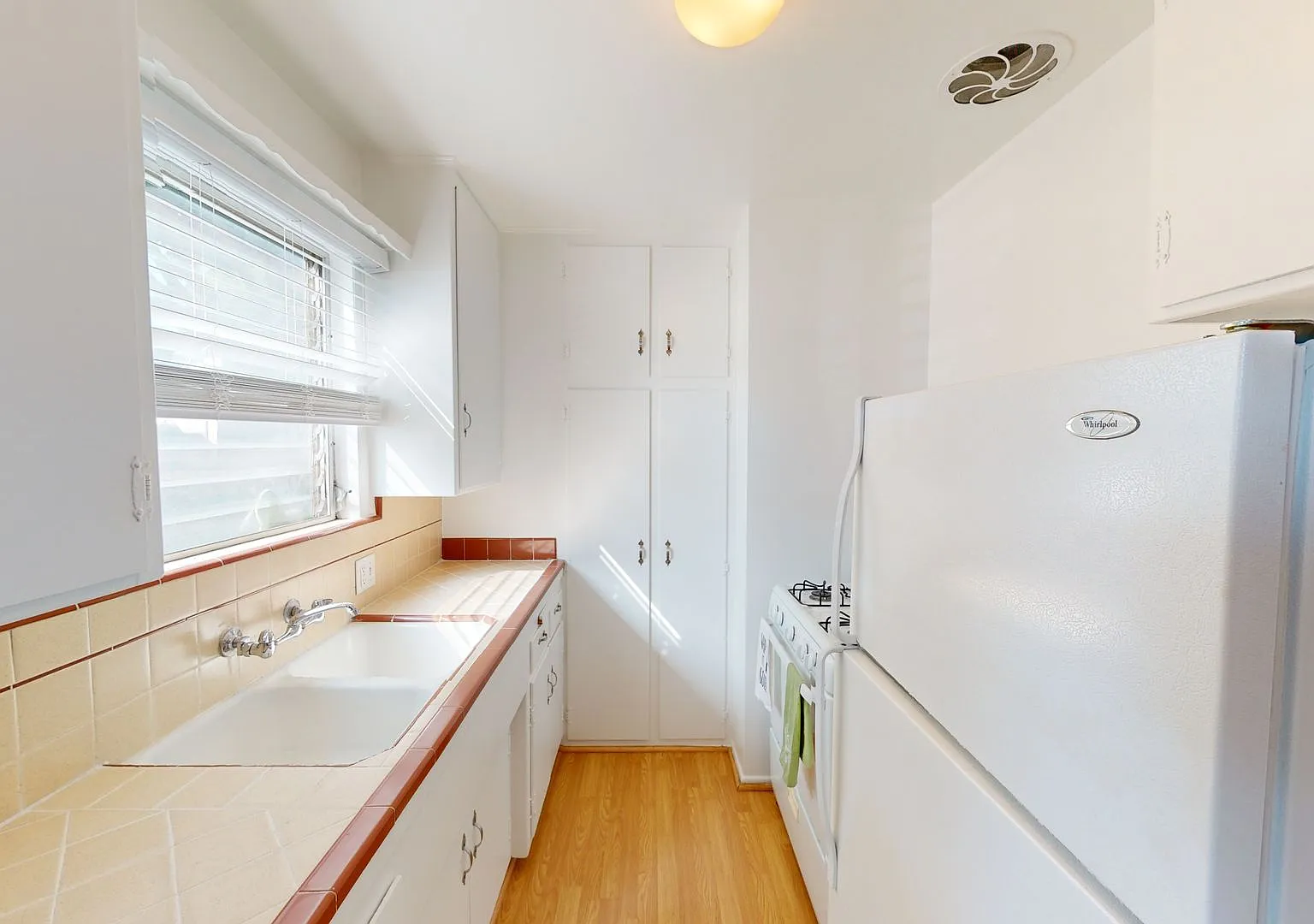 1042 Stanley — Photo 4