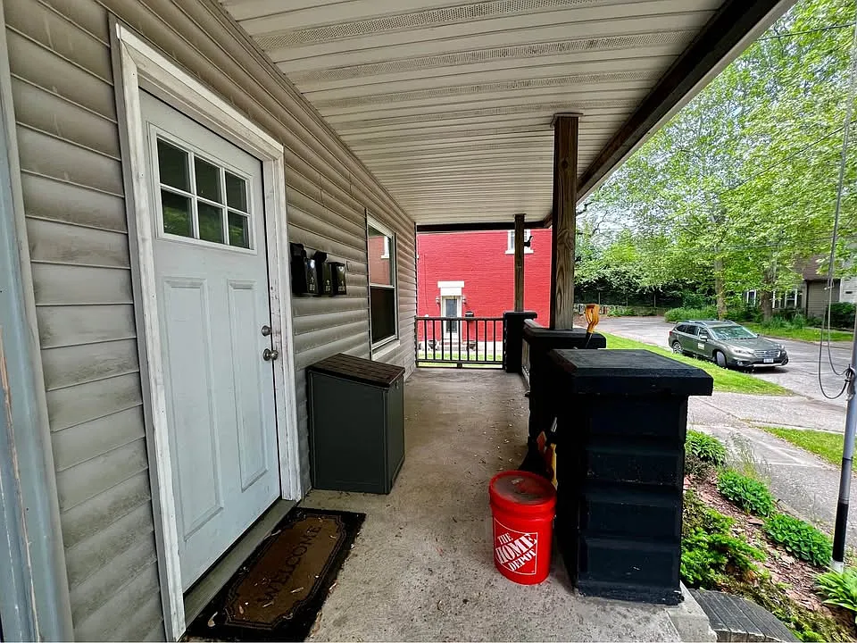 Front porch for lower unit