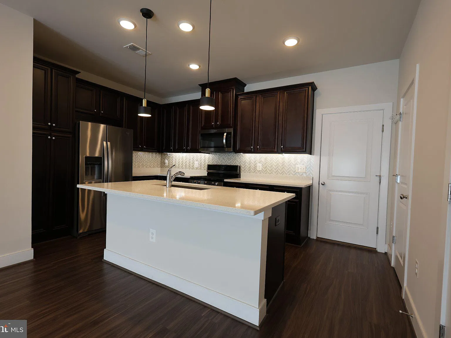 3 bed, 2.5 bath, 1802 sqft, $2,995 — Photo 3