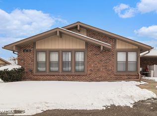 2763 Roundtree Dr, Troy, MI 48083