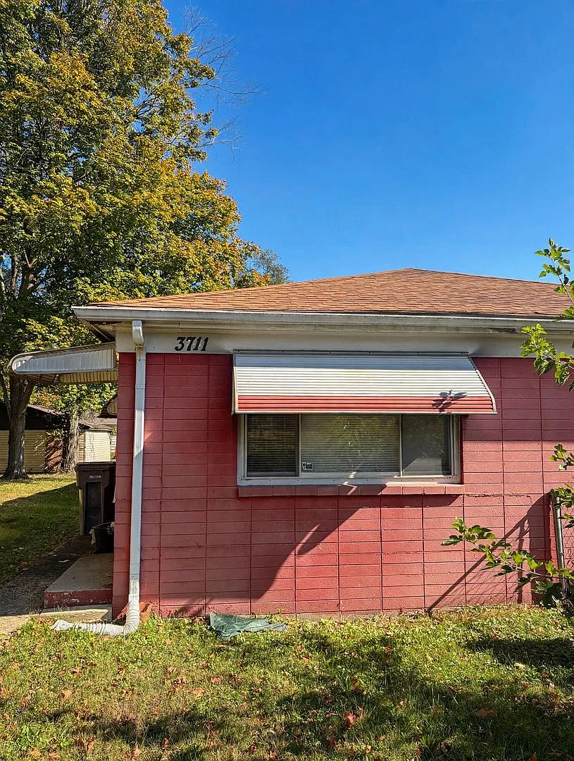 3709 Kinnear Ave — Photo 1