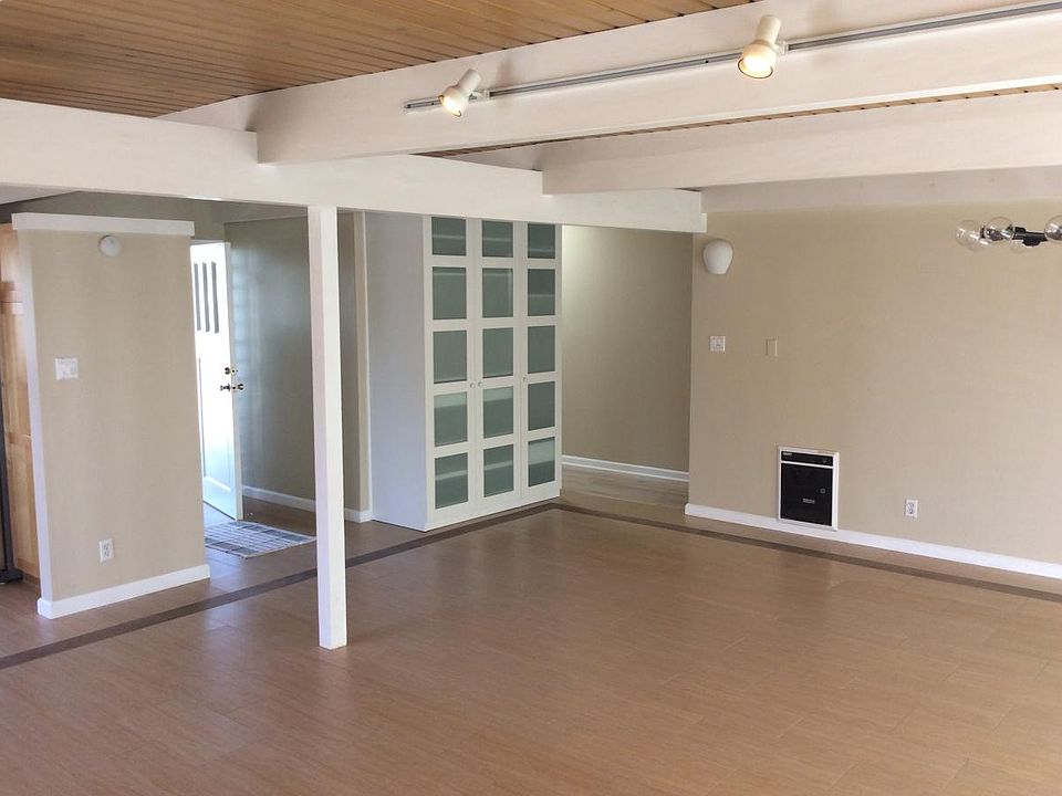 Entry ,livingroom, diningroom