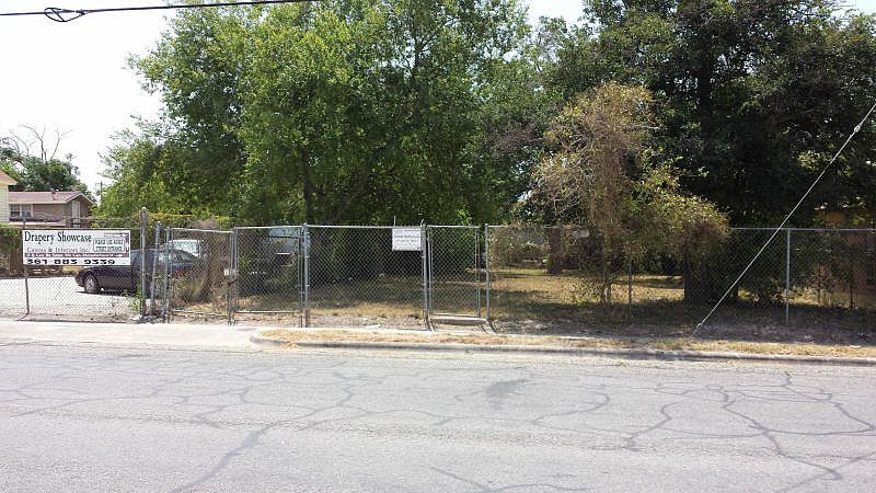 1st image of 1427 Laredo St