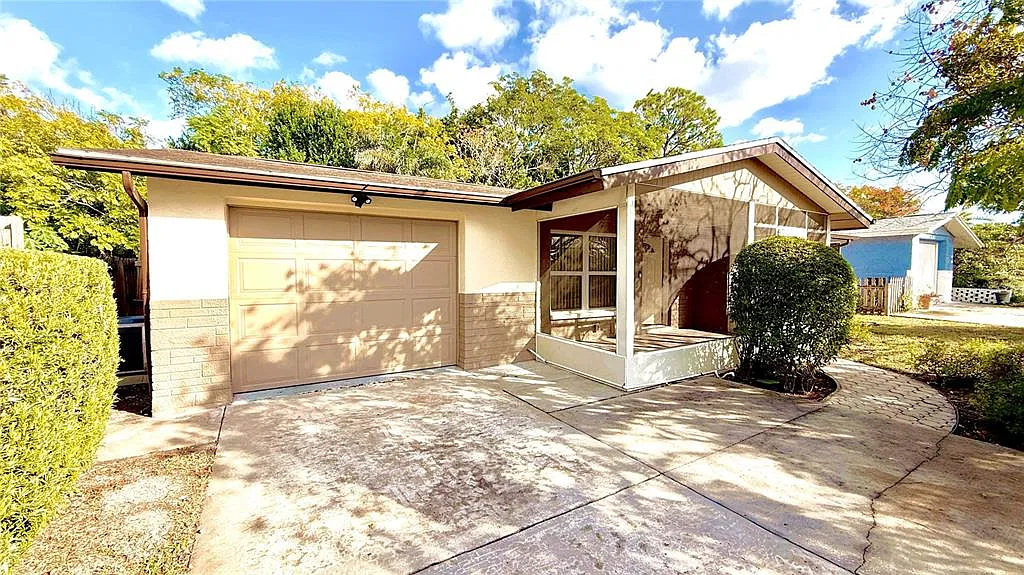 2 bed, 1.0 bath, 857 sqft, $1,600 — Photo 2