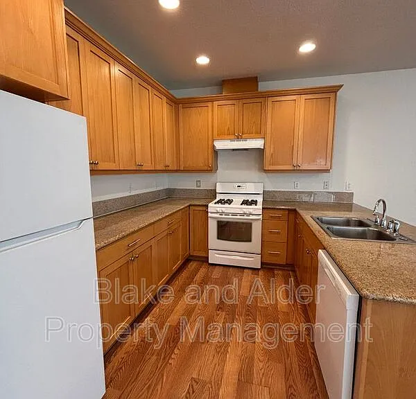 345 Norway St NE — Photo 8