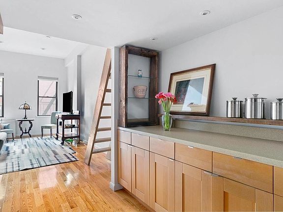 3rd image of 23 Waverly Pl APT 4D