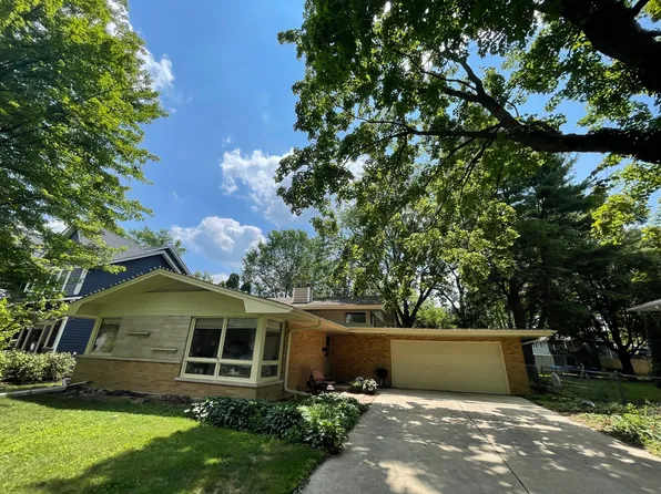 220 Elmwood Dr, Naperville, IL 60540