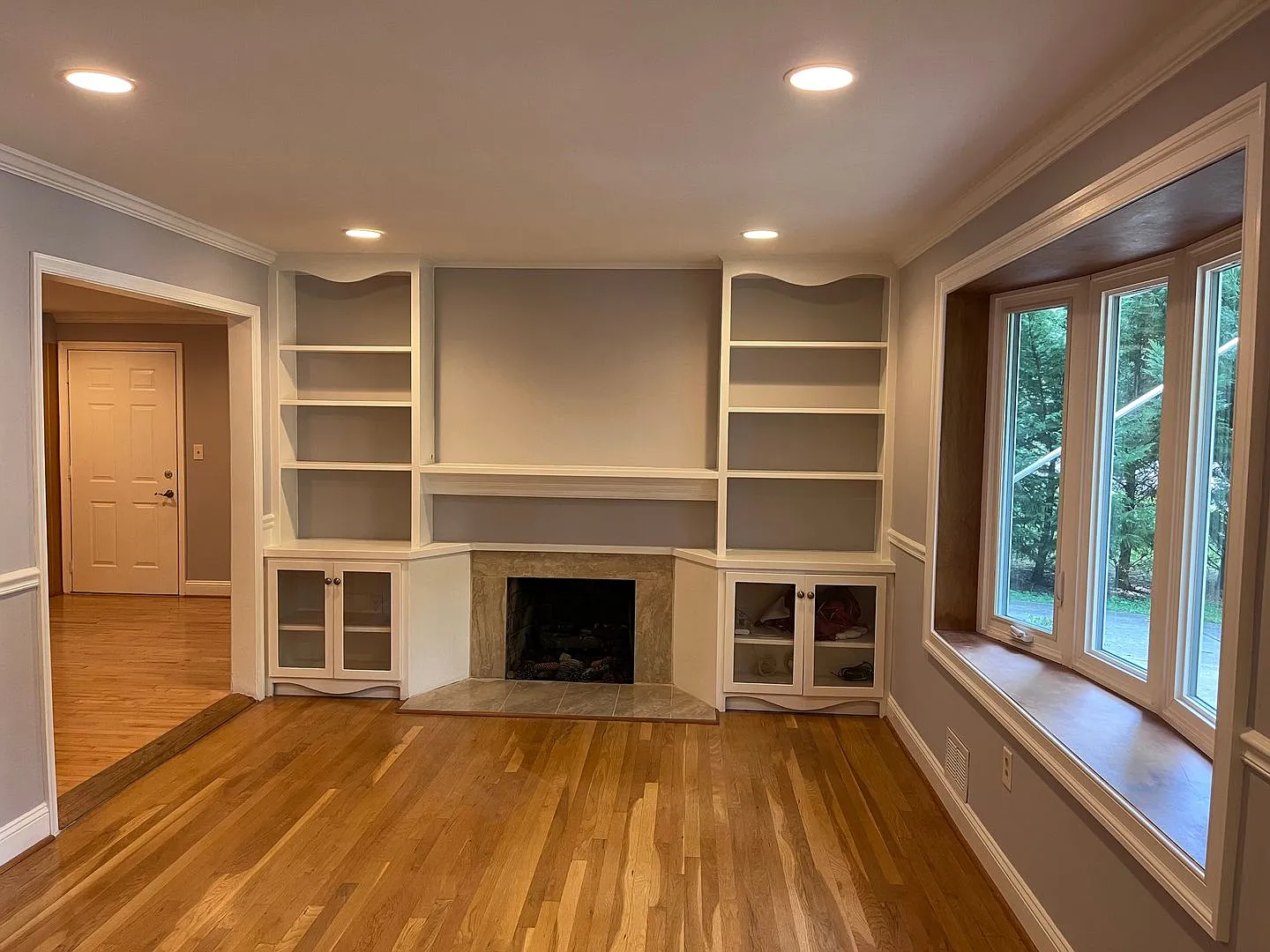 Updated Cape Cod Home In Wes Springfield — Photo 3