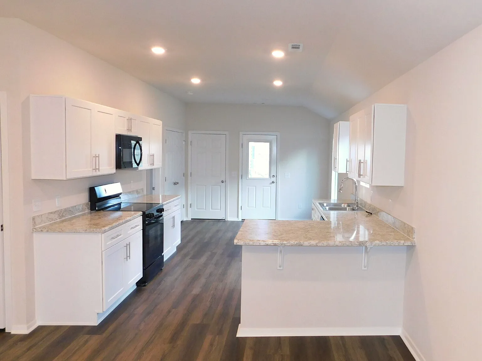 3 bed, 2.0 bath, 1125 sqft, $1,600 — Photo 4