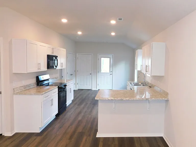 2504 E Illinois Aly — Photo 4