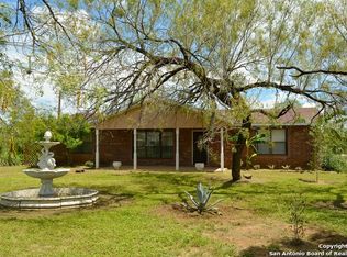 2409 Zanderson Ave, Jourdanton, TX 78026
