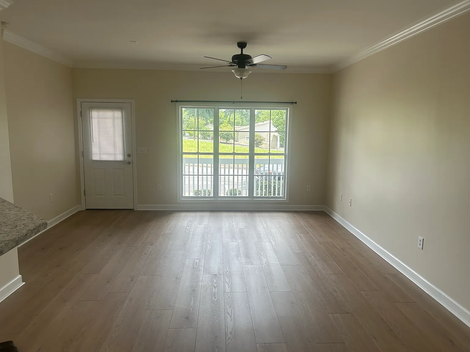 3 bed, 3.5 bath, 2000 sqft, $2,800 — Photo 2