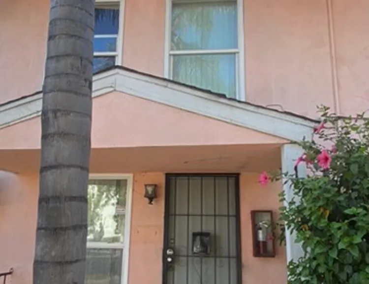 1015 N Vineyard Ave — Photo 1