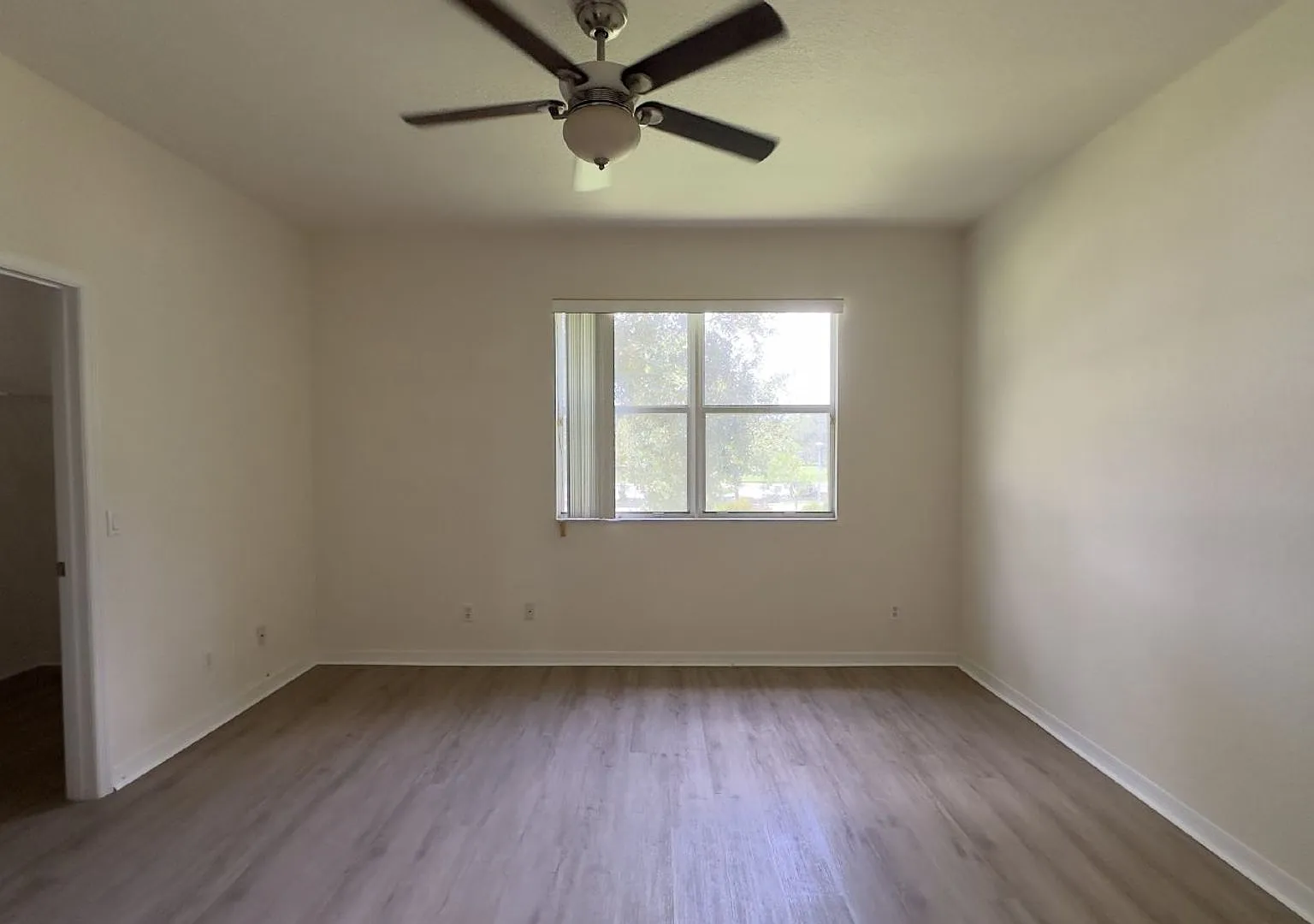 Spacious 3-Bedroom Condo in Gated Magnolia Bay Community — Photo 3