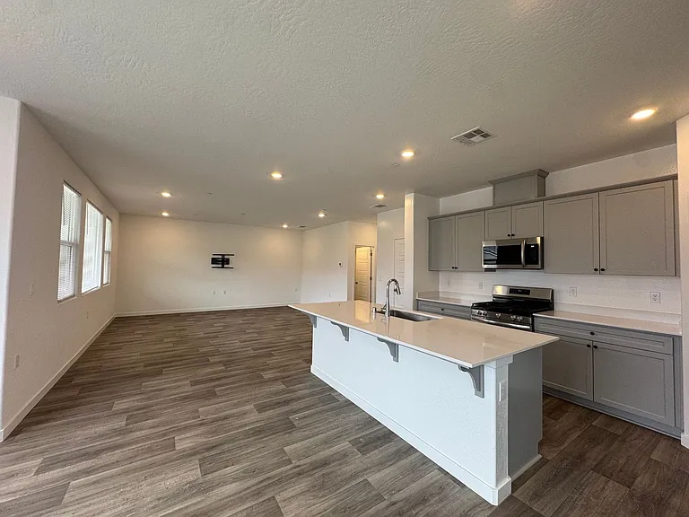 997 W Pioneer Dr — Photo 10