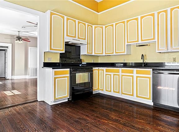 2nd image of 906 Marigny St