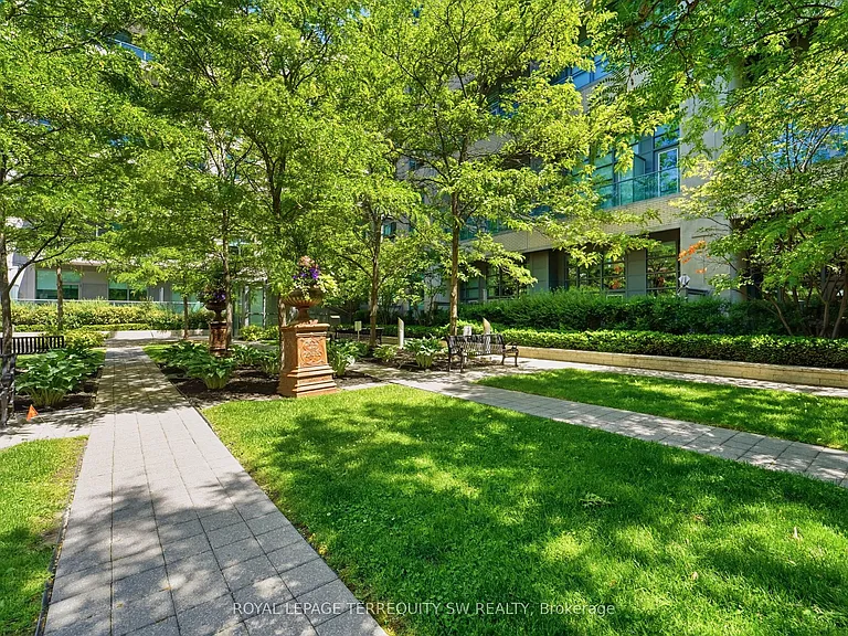 380 Macpherson Ave #324 — Photo 20
