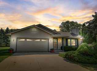 652 Briarcliff Ct, Hartland, WI 53029
