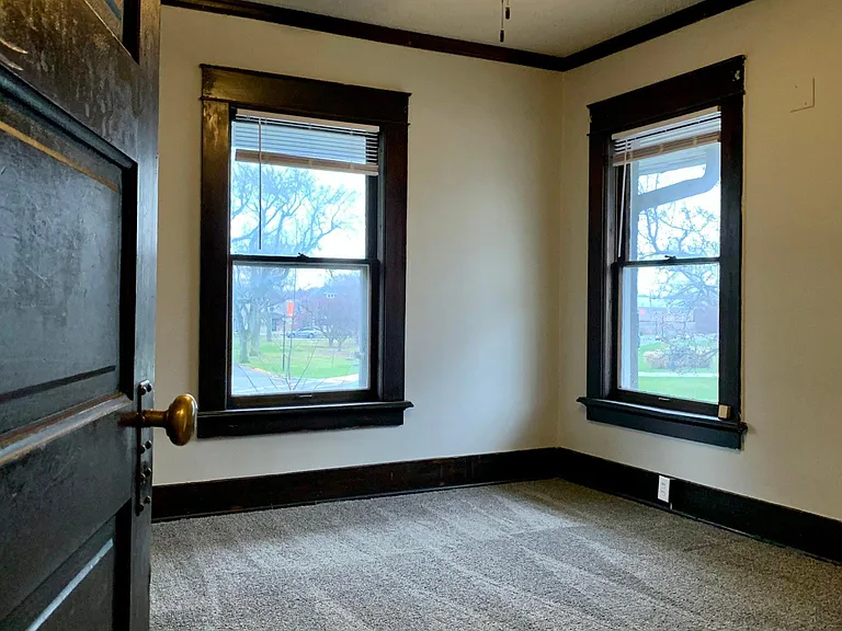 1336 W Jefferson Blvd — Photo 6