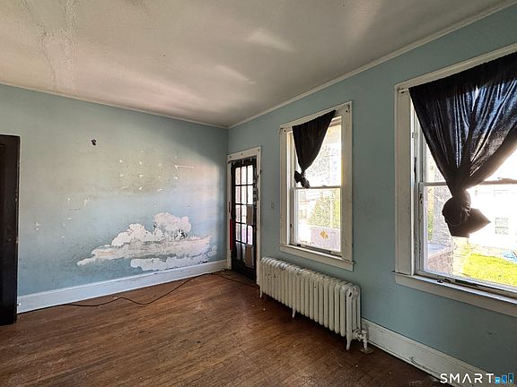 4th image of 102 Rowe Avenue
