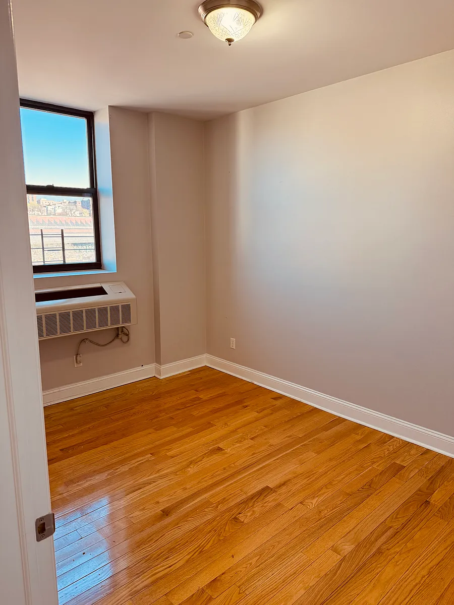 Building Photo - 45 S Broadway Ave #3I