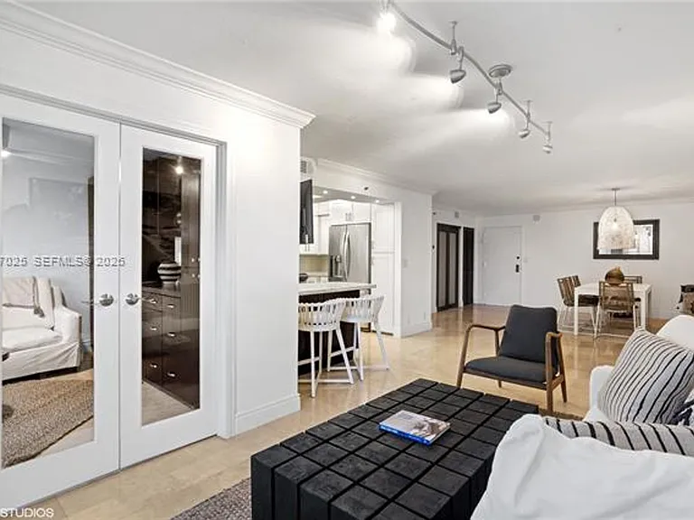 2401 Collins Ave #909 — Photo 3