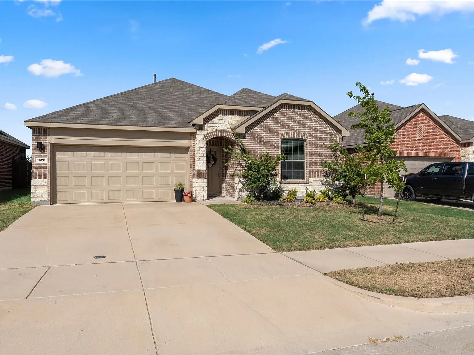 4 bed, 2.0 bath, 1998 sqft, $2,200 — Photo 2