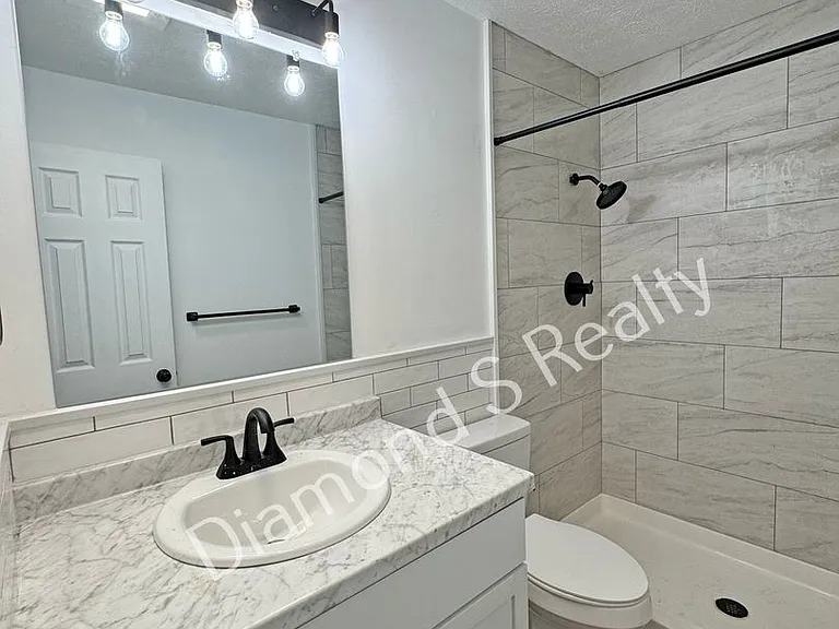 Park Duplex, Spfd — Photo 8