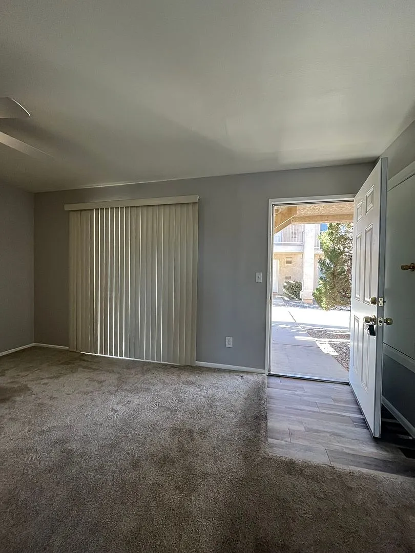754 - Las Palmas Apartments — Photo 2