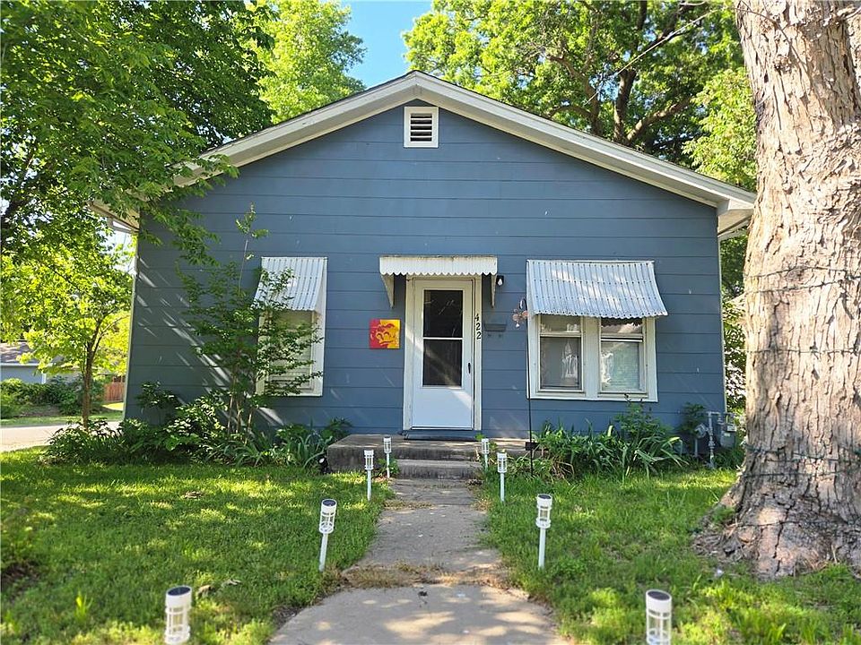1st image of 422 W 9th St
