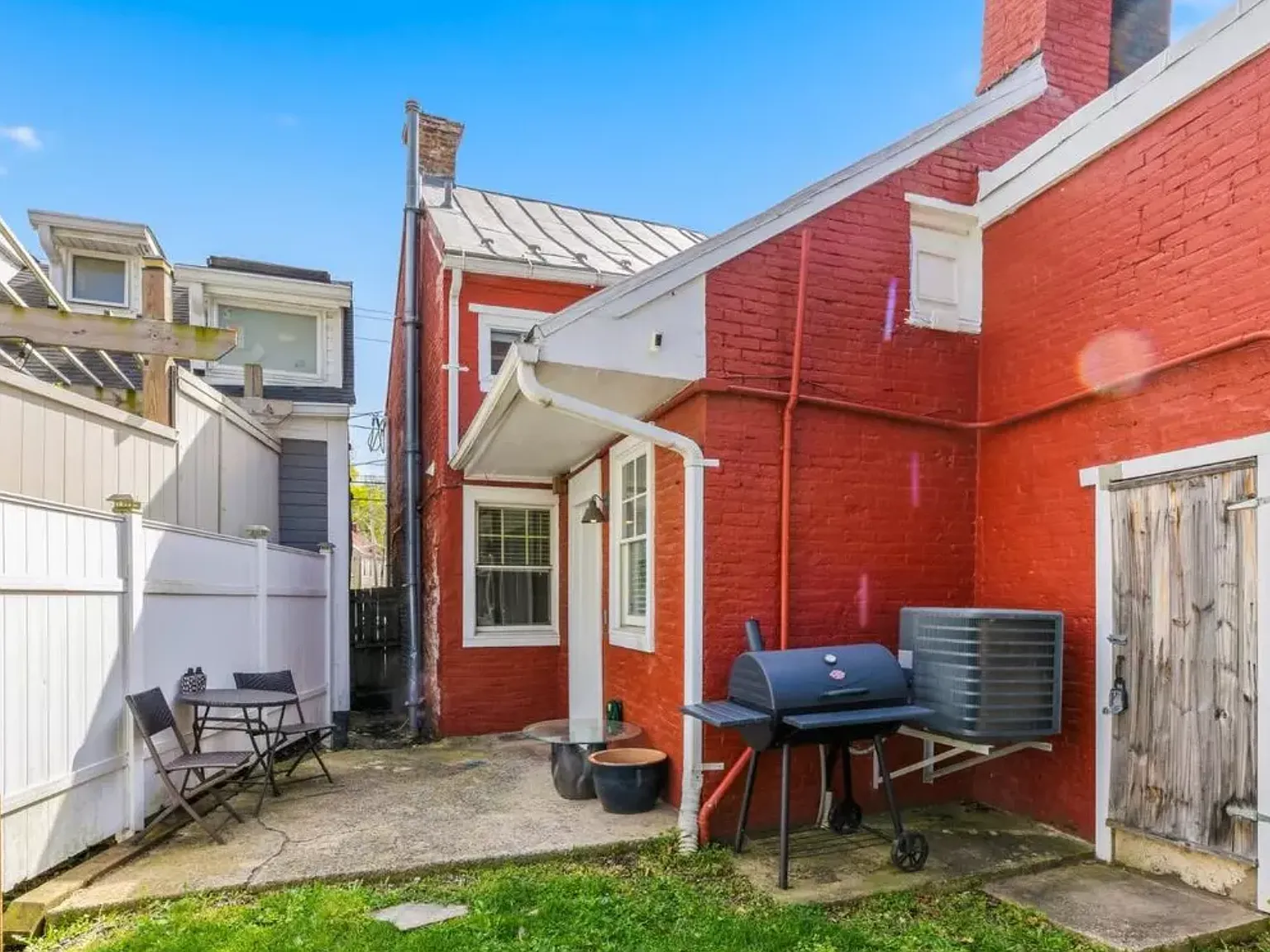 2 bed, 1.5 bath, 1250 sqft, $1,850 — Photo 1