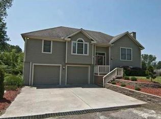 15059 Lakeview Dr, Bonner Springs, KS 66012