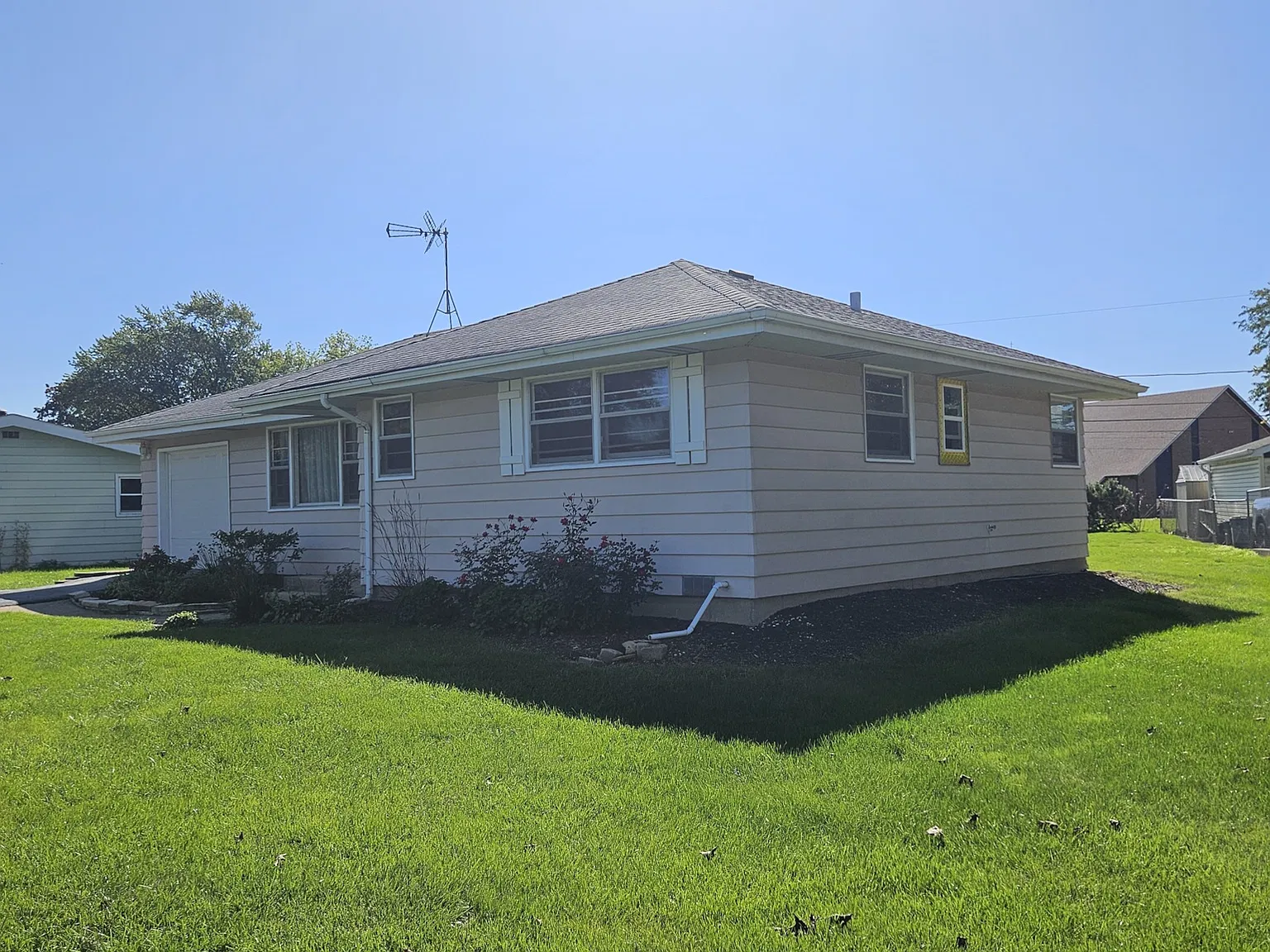 3 bed, 1016 sqft, $2,100 — Photo 2