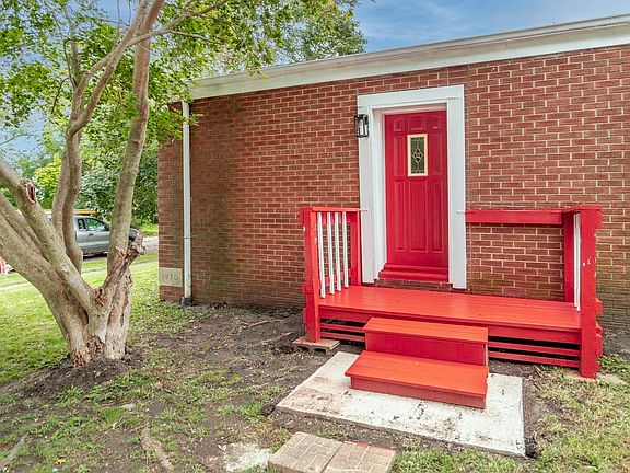 4th image of 104 W McKnight St
