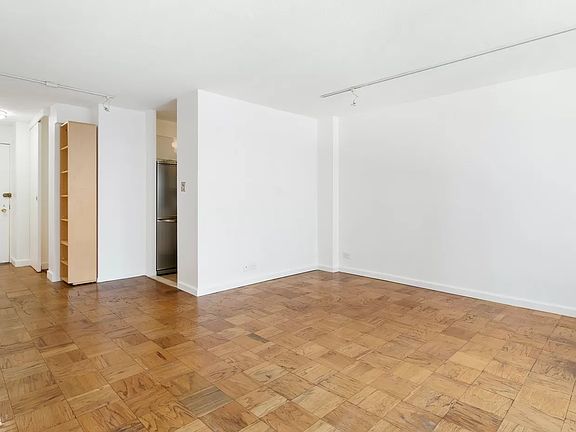 3rd image of 224 E 60th St APT 9F