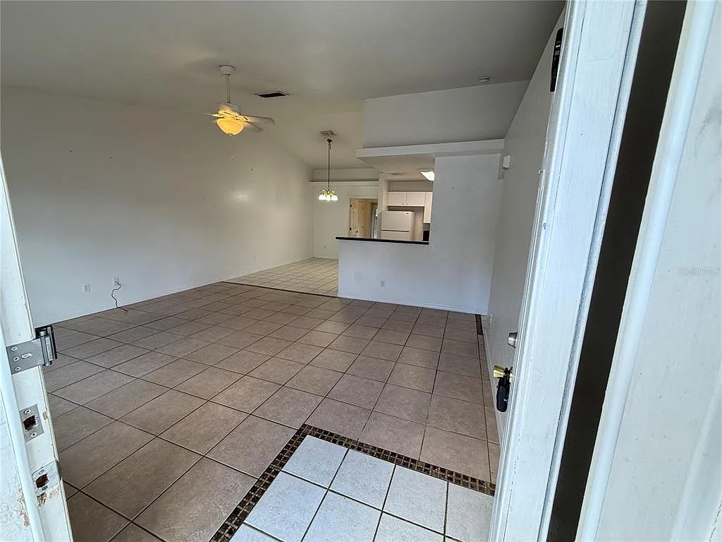 2 bed, 2.0 bath, 2496 sqft, $1,300 — Photo 2