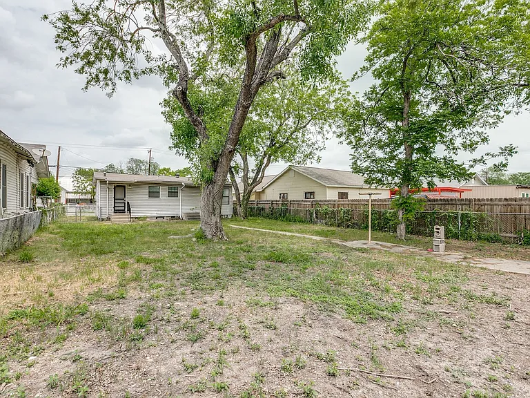 142 Helena St — Photo 24