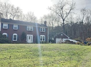 16 Fox Chase Rd, Bloomfield, CT 06002