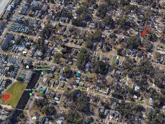 Easy walk or golf car ride to the beach, parks and restaurants.