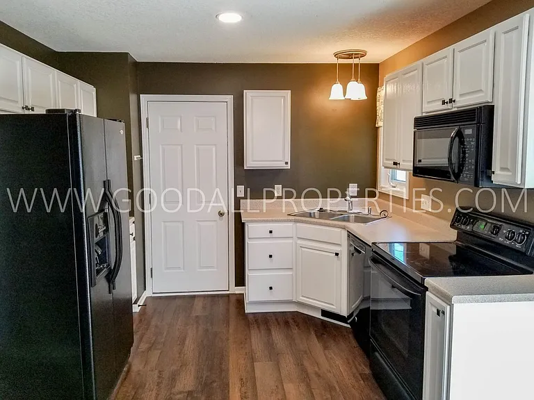 2420 Pine Ct — Photo 3
