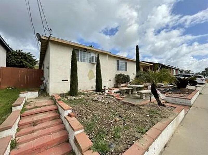 3 bed, 2.0 bath, 1276 sqft, $3,100 — Photo 1
