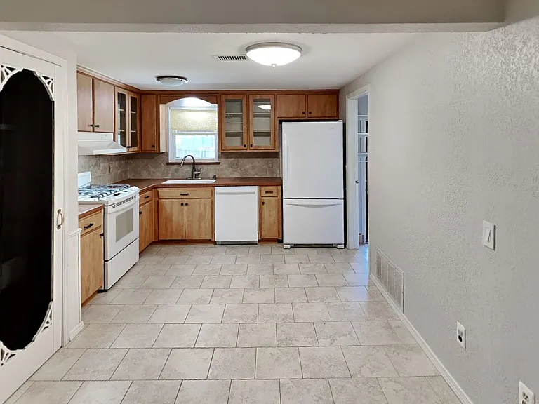 1012 SE 8th St — Photo 8