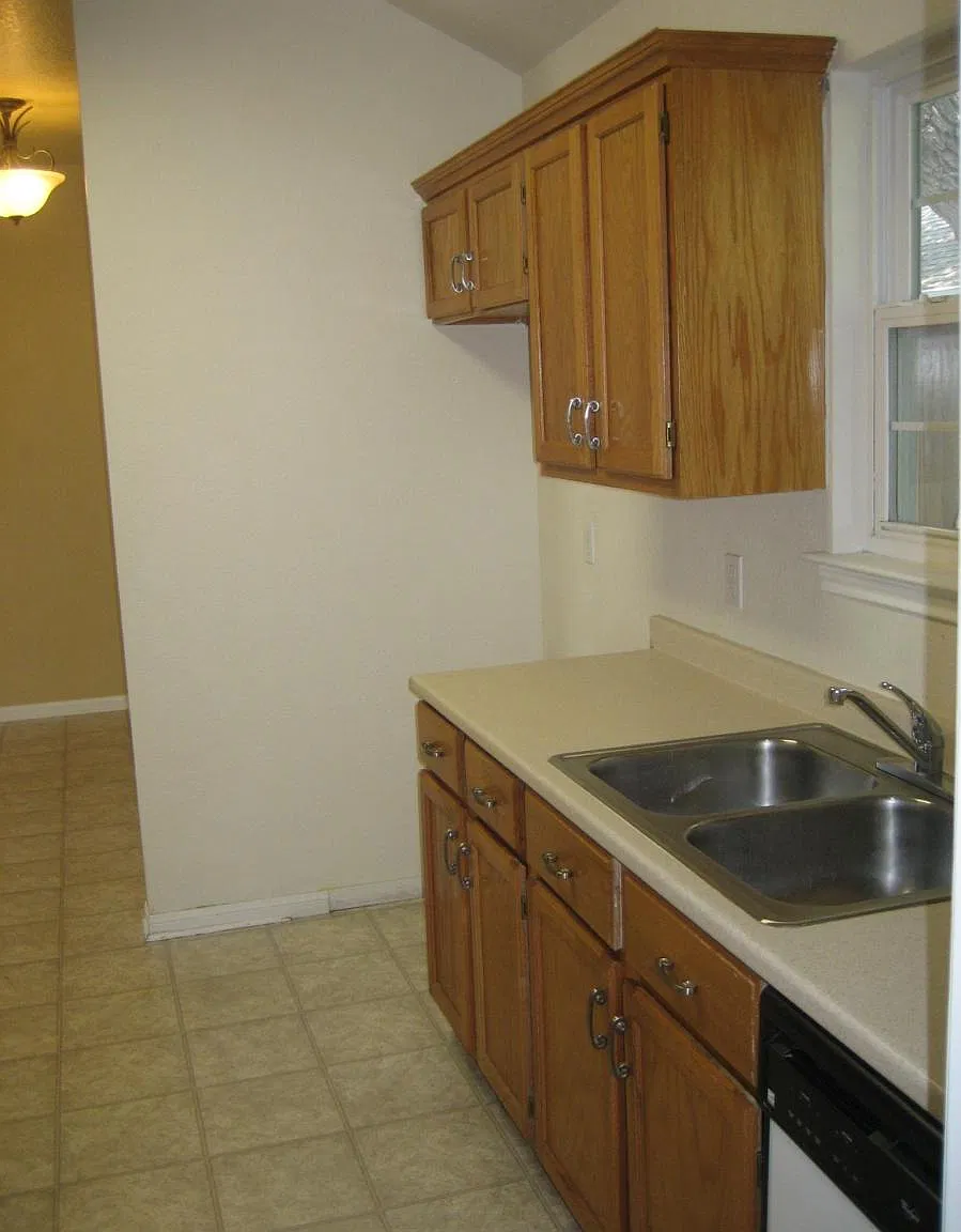 3 bed, 1180 sqft, $1,685 — Photo 3