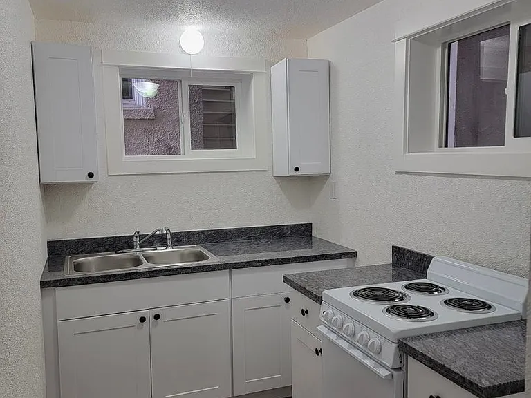 Avondale Apartments — Photo 7